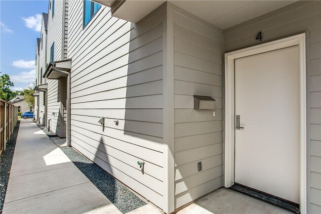 Building Photo - Newer Construction Walk to SMU