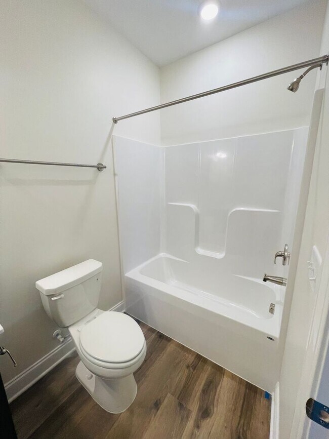 Building Photo - End Unit Townhouse for Rent