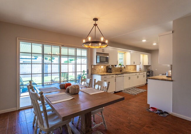 Building Photo - 2040 W Cambridge Ave