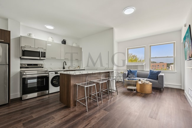 Building Photo - Modern 1 Bed in Andersonville: Luxe Kitchen & In-Unit Laundry