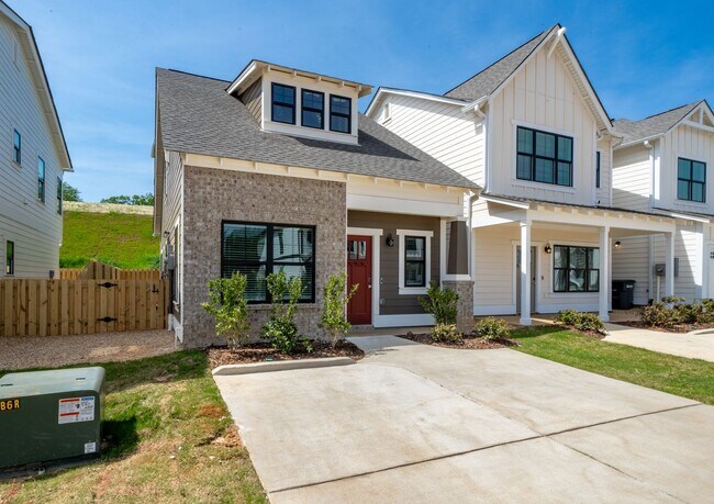 Building Photo - 2 Bedroom Home with Bonus Office/Flex Space!