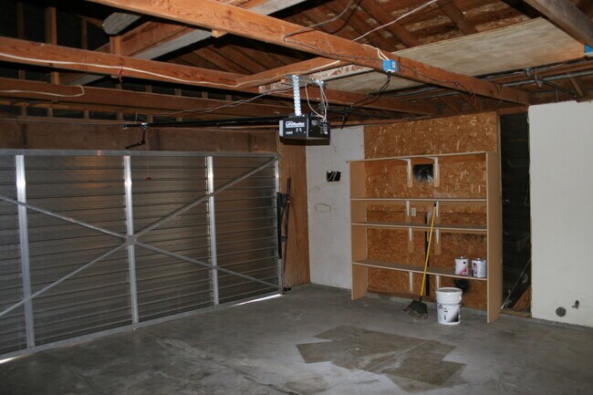 Building Photo - Cute 3 Bed + 2 Bath Home For Rent in Laurelglen Area