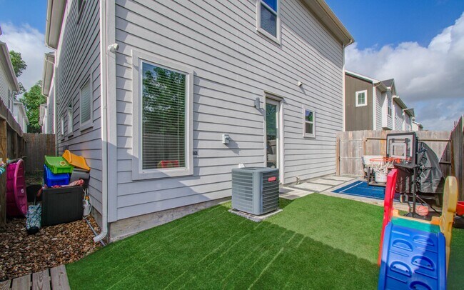 Building Photo - 1221 W Tidwell Rd