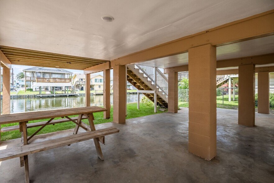 Building Photo - 901 Bonita Dr