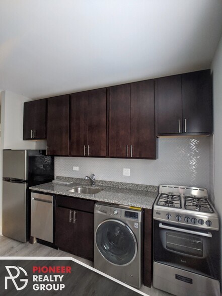 Building Photo - 423 W Belden Ave