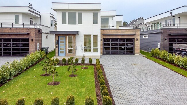 Building Photo - Edgewood Stunner