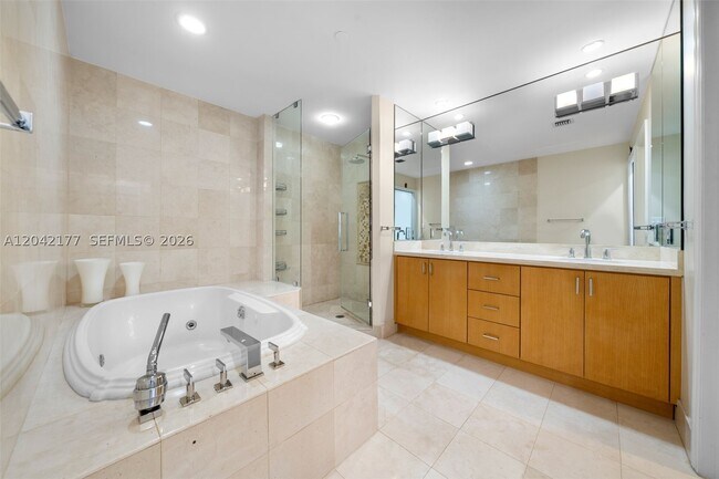 Building Photo - 2645 S Bayshore Dr