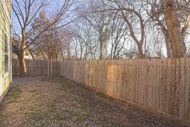 Building Photo - 1102 E 3rd St