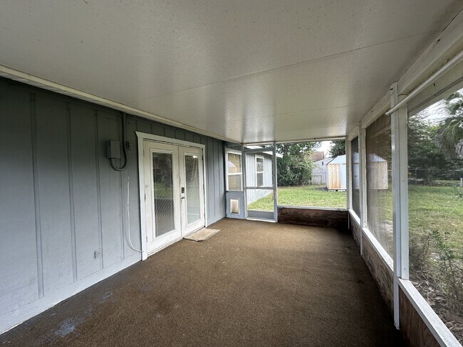 Building Photo - Convenient location close to everything!