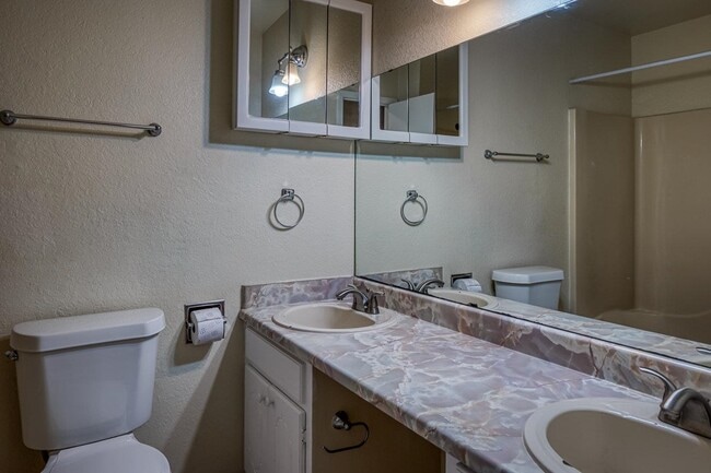 Building Photo - 718 Sage Dr