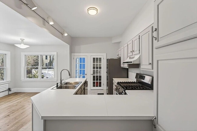 Building Photo - Beautiful First-Floor Condo in Portland’s West End