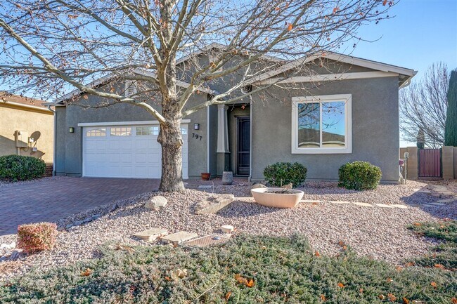 Building Photo - Lower price! Beautiful 2 bed + den, 2 bath Home Located in Quailwood!