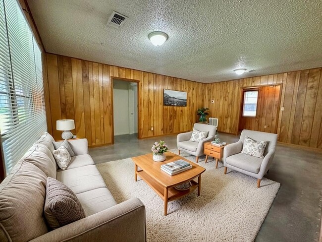 Building Photo - 626 N Resident St