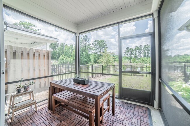 Building Photo - Coming Available! 3 Bedroom, 2.5 Bath Townhome!