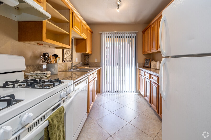 2BR, 1BA - 760SF - Kitchen - Pebble Creek Apartments