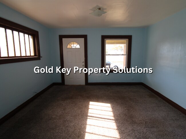 Building Photo - COMING SOON! Cute 1 BR Duplex with Dining ...