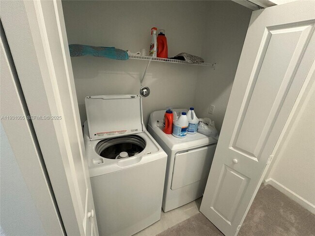 Building Photo - 345 SE Crossoak Ln