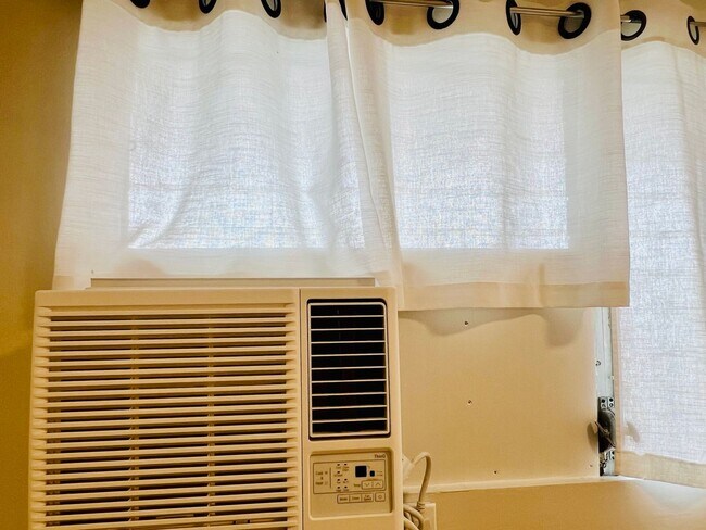 Building Photo - Charming & Breezy 1-Bedroom 1-Bath Hawaiiana Retreat