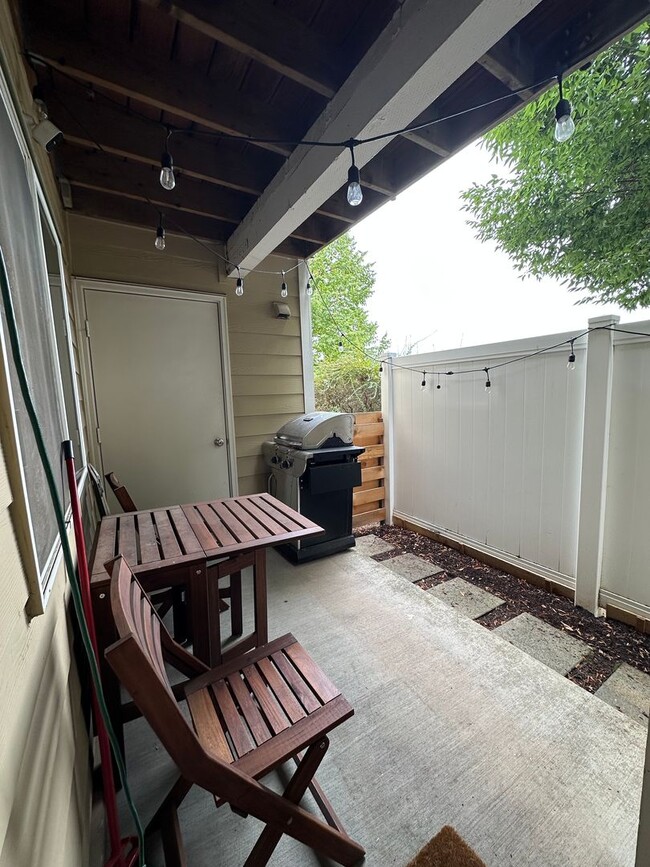 Building Photo - Charming 1 Bedroom/ 1Bathroom Lower Level ...