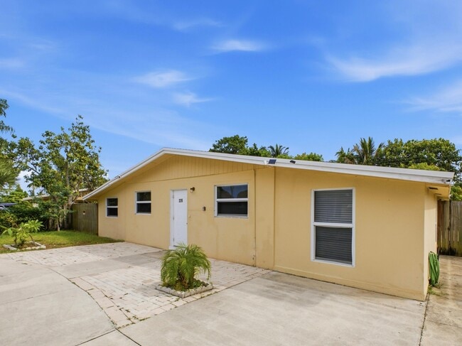 Building Photo - 226 E Gateway Blvd