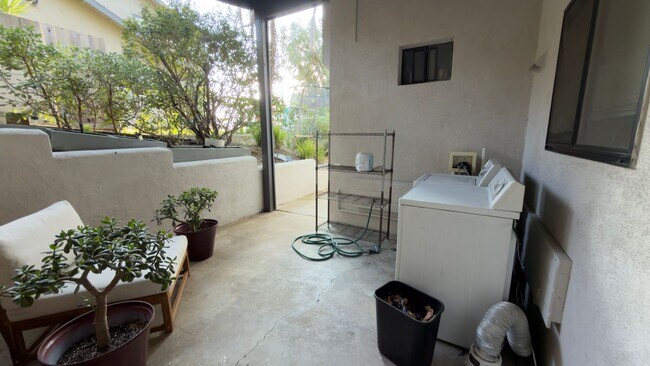 Building Photo - Ocean Views from this remodeled one bedroom!