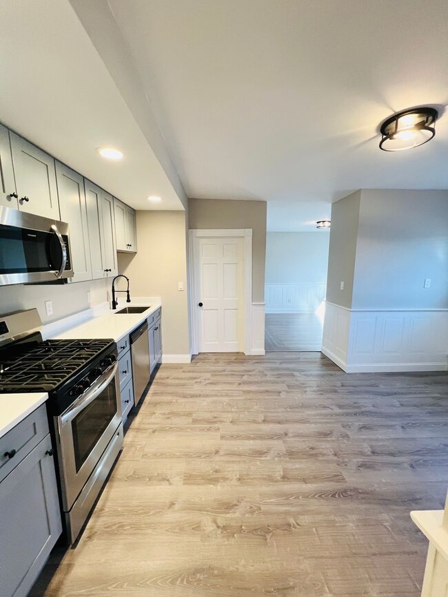 Primary Photo - NEWLY RENOVATED 3 BEDROOM PENTHOUSE CONDO ...