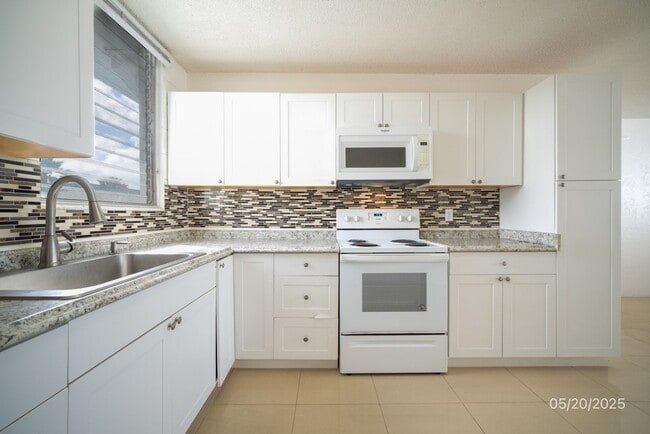 Building Photo - $2,100 / 2br - 700ft2 -| 2bd/1ba Renovated...