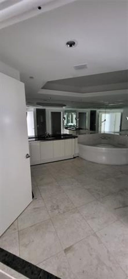 Building Photo - 2600 Island Blvd