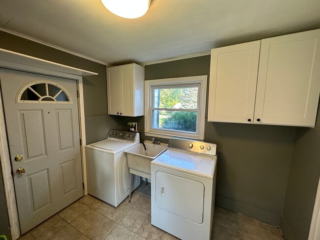 Building Photo - Nice 2bd / 1 ba house with attached garage...