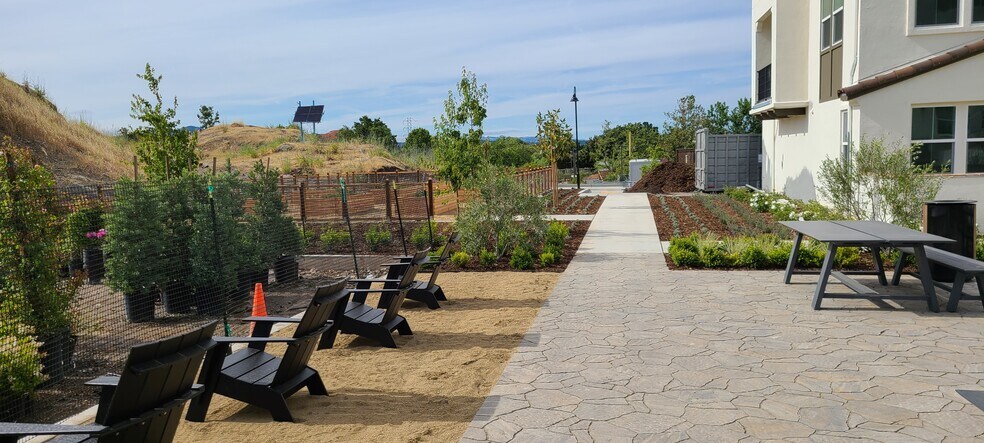 Community public area - 726 Rockview Rd