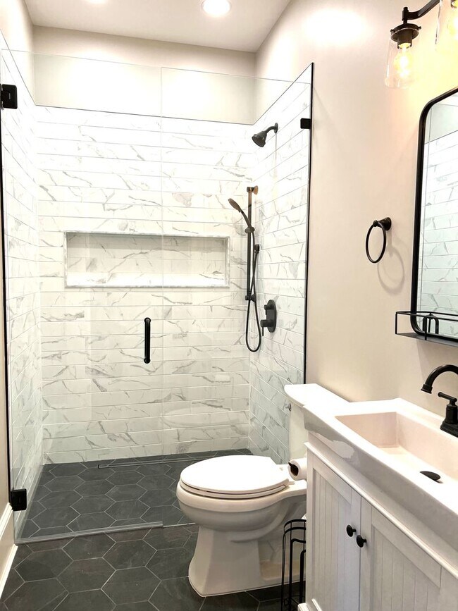 Building Photo - Historic Downtown Hendersonville! Beautifully restored 3 bedroom 2 bath home for rent