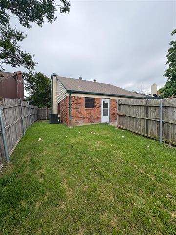 Building Photo - 815 Versailles St