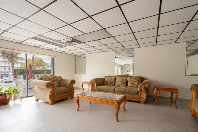 Building Photo - 2200 E Hallandale Beach Blvd