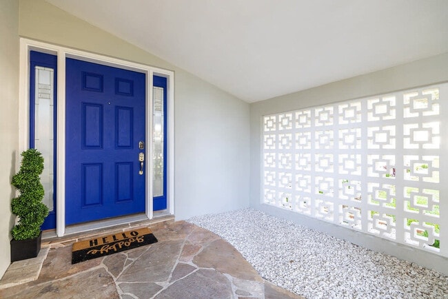 Building Photo - 802 Camelia Dr