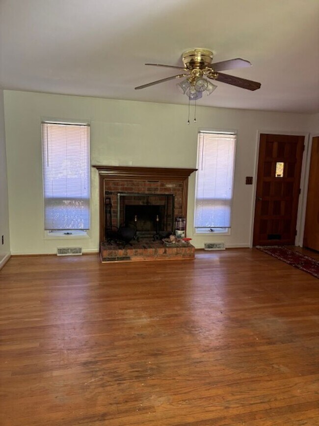 Building Photo - 3 BED, 1.5 BATH IN DOWNTOWN PLYMOUTH