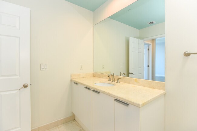 Building Photo - 231 Riverside Dr