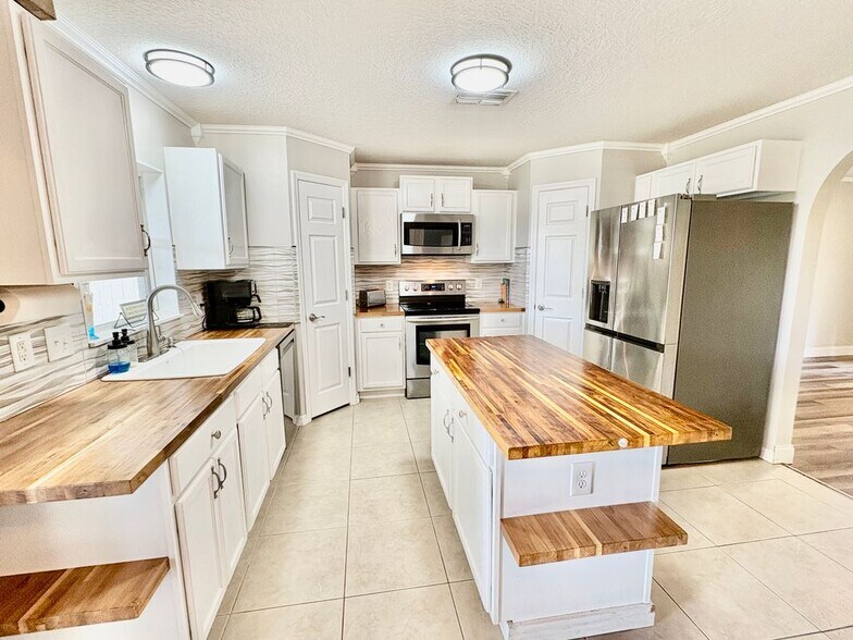 Building Photo - 2015 Canopy Dr