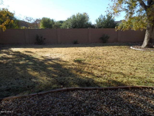 Building Photo - Large 3 Bedroom Split Floor Plan with a Great Room !