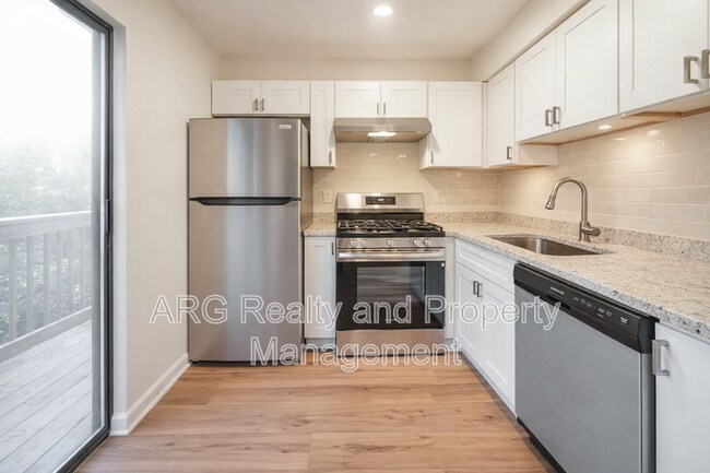 Building Photo - 7042 Oakhill Cir