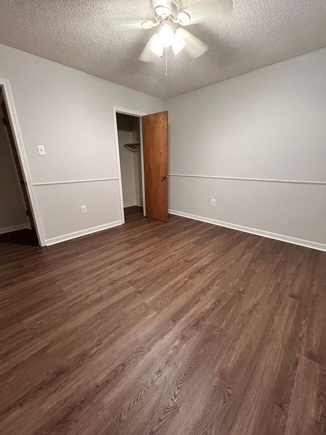 Building Photo - Great location near Perkins/Pecue!!