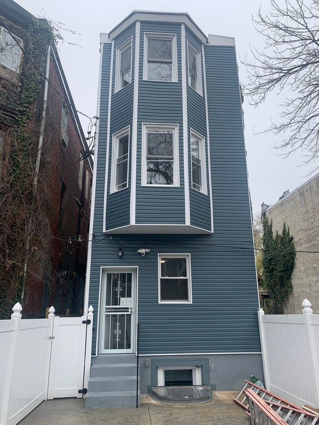 Building Photo - 1828 W Venango St