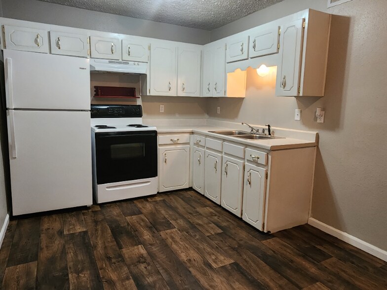 Building Photo - 2BED/1.5-2B15 BATH