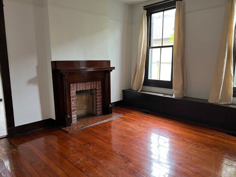 Building Photo - 2251 Cambronne St