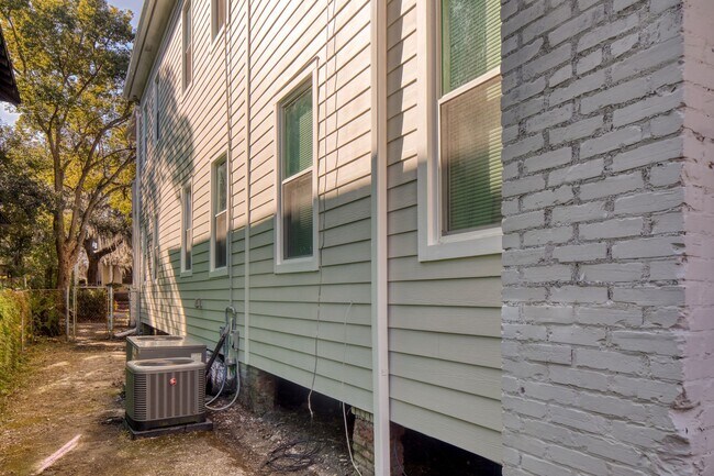 Building Photo - 2 Bed, 2 Bath Available Now!