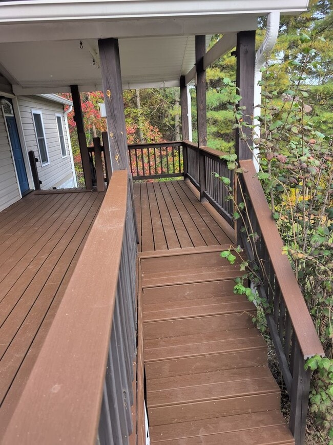 Building Photo - Beautiful 3 Bedroom 2 Bath Home in quiet r...