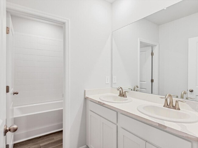 Building Photo - Unfurnished Annual Rental