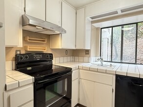 Building Photo - 77 Village Cir