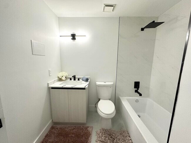 Building Photo - 10033 Winding Lake Rd