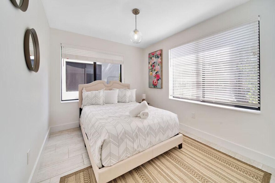 Building Photo - 1317 SW 22nd Ave