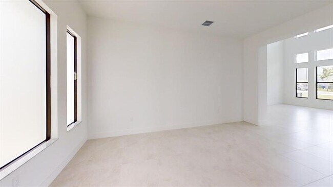 Building Photo - 8299 Essex Country Clb Dr